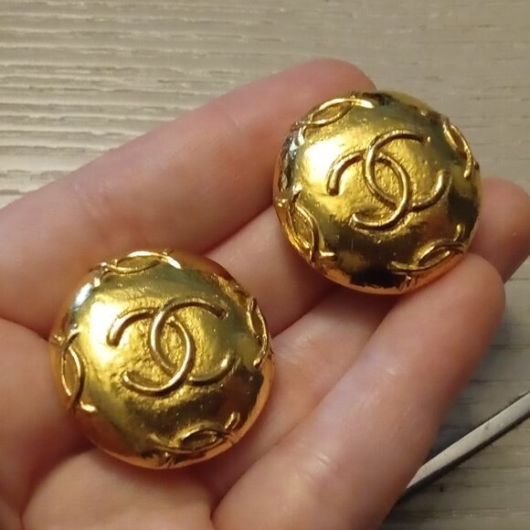 Chanel Vintage Clip on Earrings - Picture 4 of 17